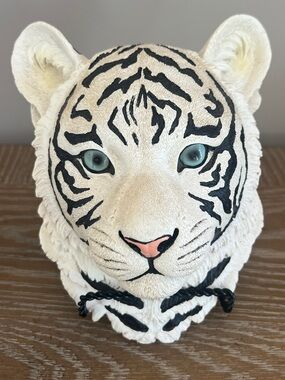 White Tiger Head Wall Accent - Decorative Sculpture